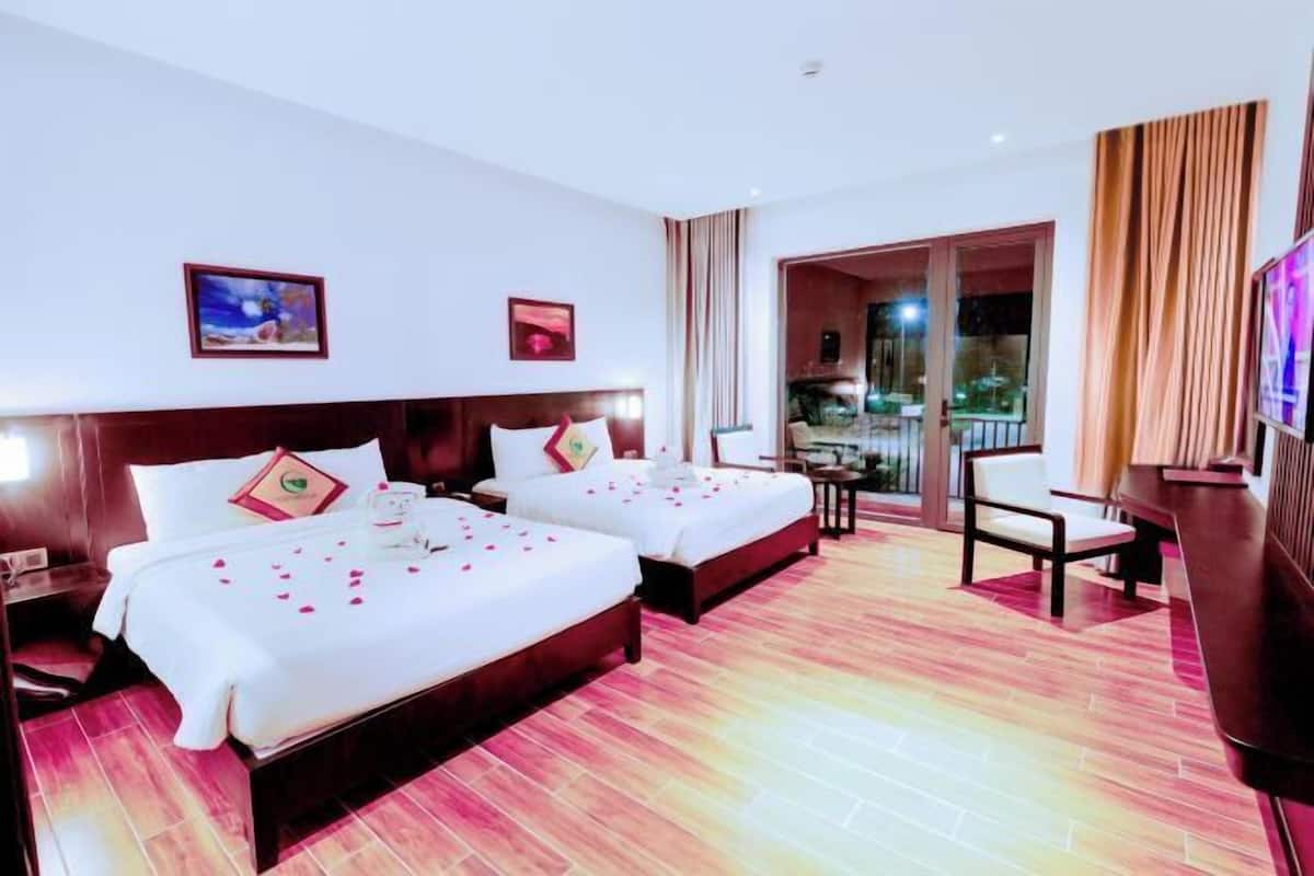 Premium bedding, minibar, in-room safe, desk