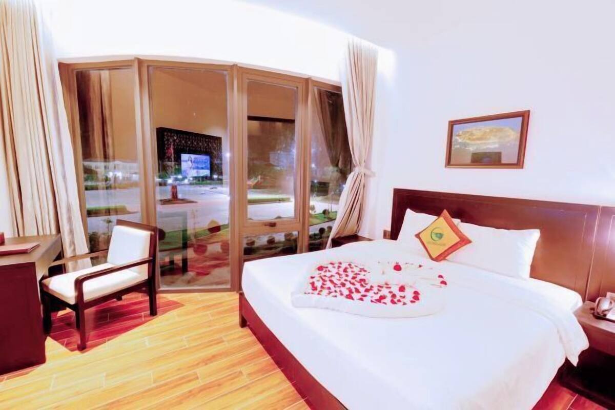 Premium bedding, minibar, in-room safe, desk