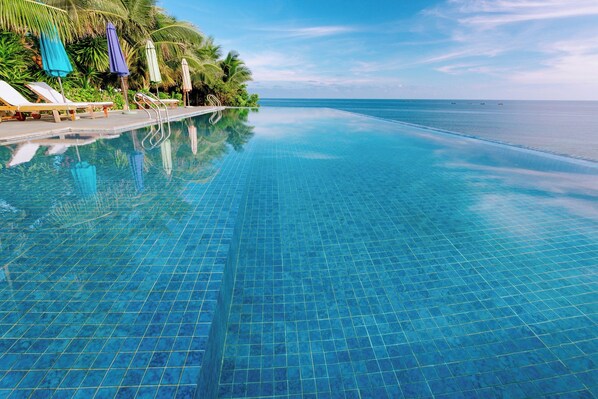 Piscine extérieure, chaises longues
