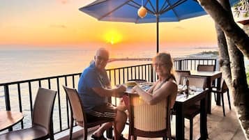 2 restaurants, breakfast, lunch served; local and international cuisine
