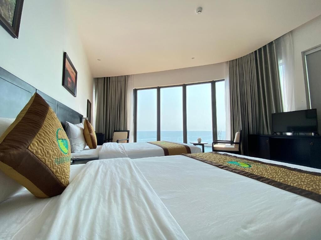 Seprai premium, minibar, brankas, dan meja kerja