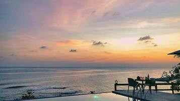 Una piscina al aire libre, sillones reclinables de piscina
