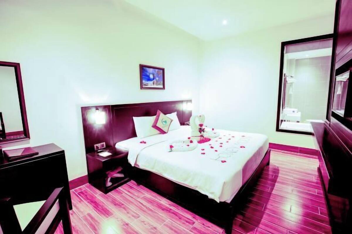 Premium bedding, minibar, in-room safe, desk