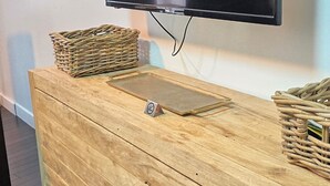 Une console en bois sur laquelle est fixée une télévision à écran plat.