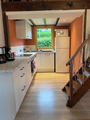 Køleskab, mikrobølgeovn, ovn, kogeplade