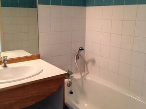 Bathroom - Renovated apartment for 6, terrace, parking, ski locker (Le Dévoluy-Agnières-en-Dévoluy)