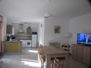 Dining - Quiet, close to station and town center, air-conditioning and free wifi (Arcachon)