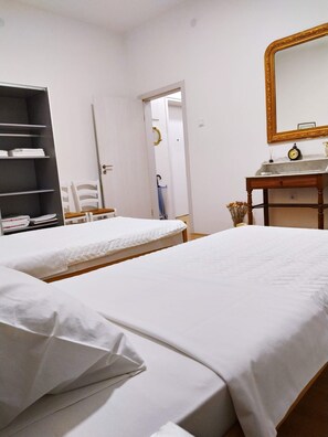 2 habitaciones, escritorio, tabla de planchar con plancha y wifi gratis