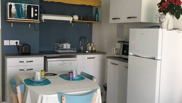 Réfrigérateur, micro-ondes, four, plaque de cuisson