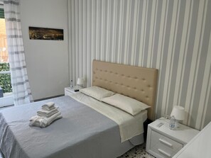 Minibar, blackout curtains, soundproofing, iron/ironing board - Casa Rosy (Naples)