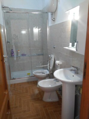 Standaard kamer, 1 twee- of 2 eenpersoonsbedden (Tiffany) | Badkamer met douche