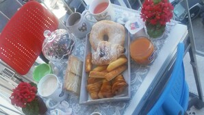 Una bandeja con pasteles, bebidas y una botella de miel.