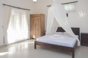 2 kamar tidur, brankas, meja kerja, dan setrika/meja setrika