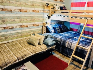 A bunk bed room with a wooden headboard, a red rug, and a ladder. - CUTE STUDIO/2 MILES TO THE BEACH/FREE PARKING/BBQ/M-1 (Hollywood)