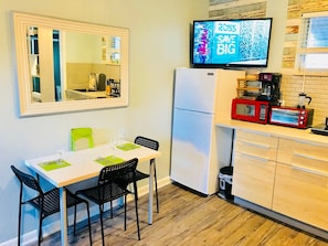 Dining - CUTE STUDIO/2 MILES TO THE BEACH/FREE PARKING/BBQ/M-1 (Hollywood)