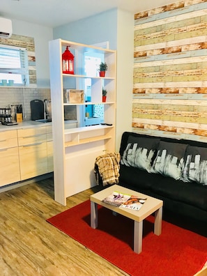 Living area - CUTE STUDIO/2 MILES TO THE BEACH/FREE PARKING/BBQ/M-1 (Hollywood)