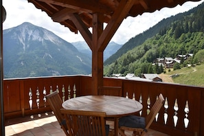 Outdoor dining - 5th floor, view mountain, terrace, tv, 60m², Champagny-en-Vanoise (Champagny-en-Vanoise)