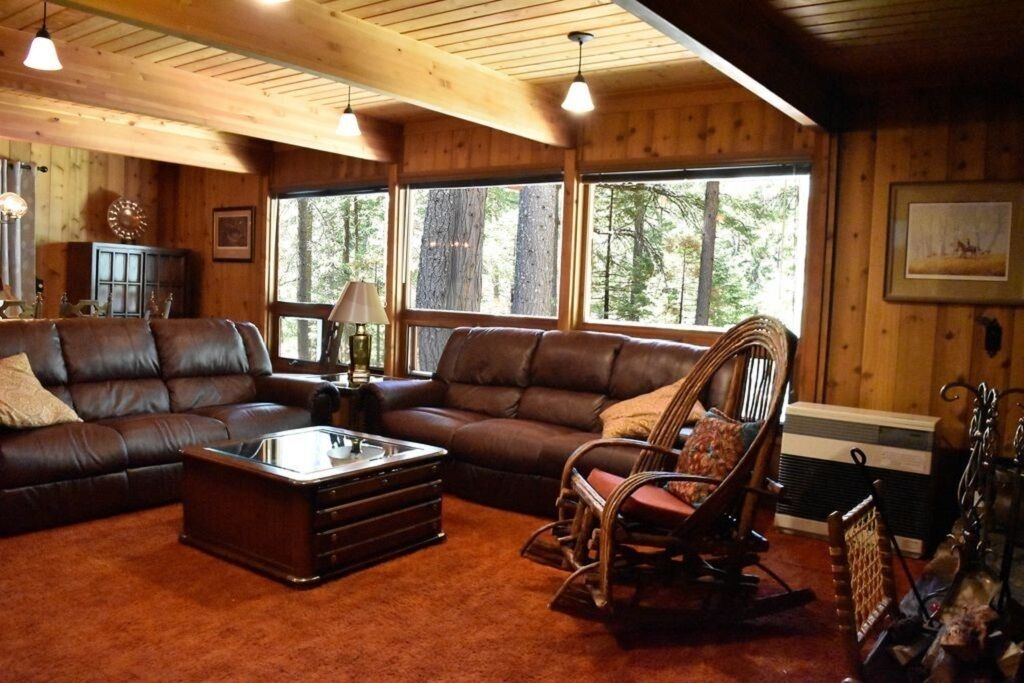 Televisie, een open haard, een dvd-speler en boeken