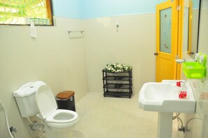 Een douche, een haardroger, een bidet, handdoeken