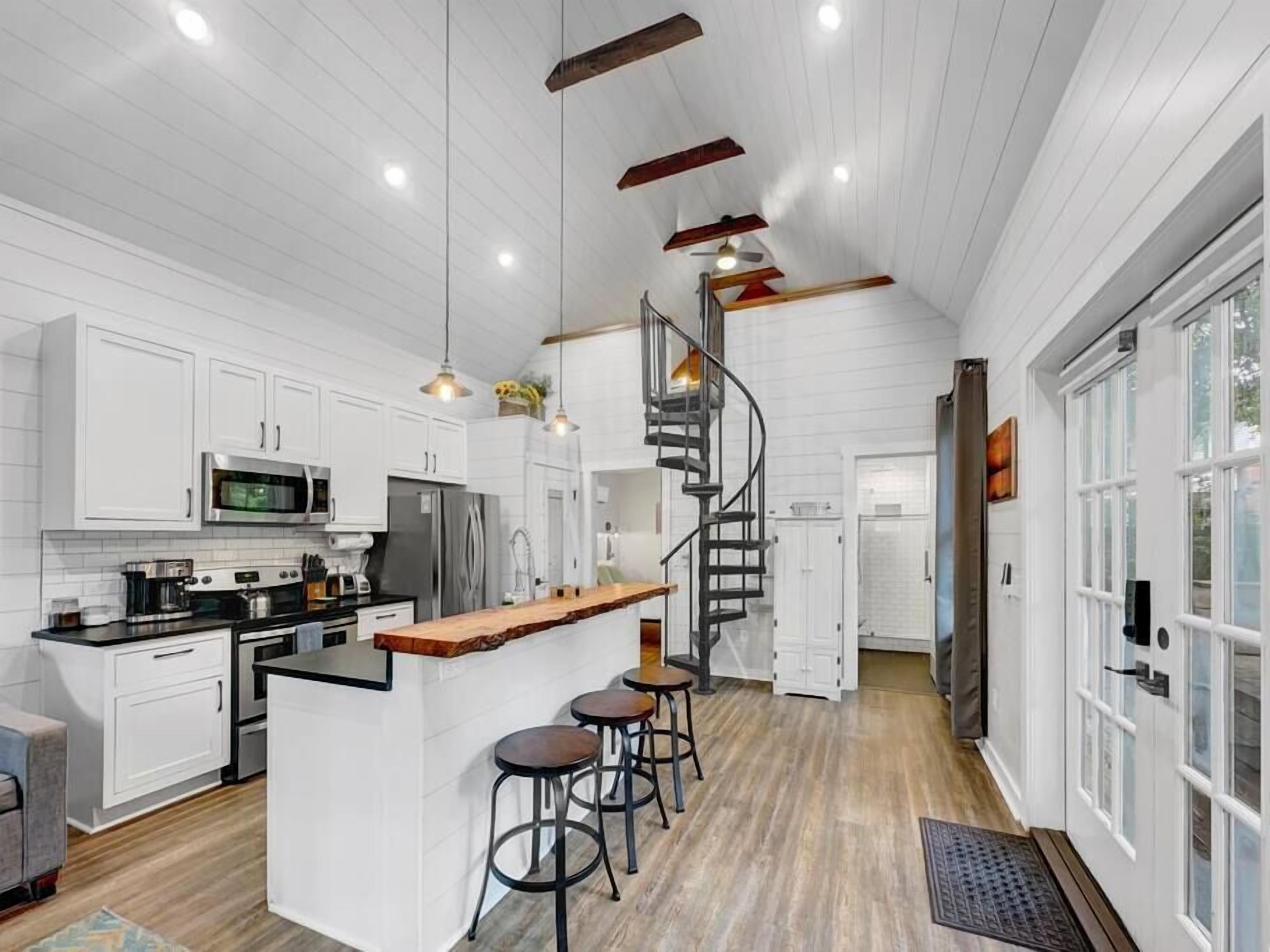 Jääkaappi, mikroaaltouuni, uuni, liesi