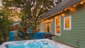 A hot tub in a backyard with a house in the background. - Private Hot Tub Island Cottage Near Folly Beach (Charleston)