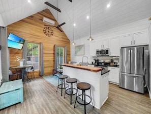 Fridge, microwave, oven, stovetop - Cozy Island Cottage (Charleston)
