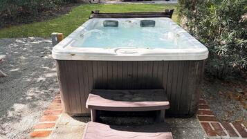 Tina de hidromasaje al aire libre