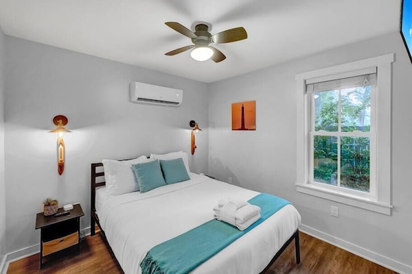 Bedroom with Queen Bed.