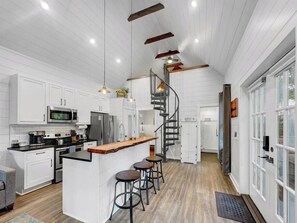 Fridge, microwave, oven, stovetop - Cozy Island Cottage S (Charleston)