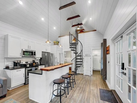 Fridge, microwave, oven, stovetop. Cozy Island Cottage