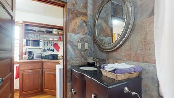 Mikrowelle, Herdplatte, Wasserkocher mit Kaffee-/Teezubehör, Toaster