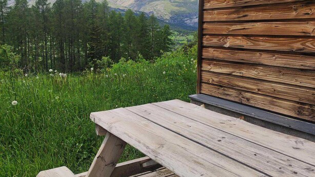 A wooden bench with a view of a mountainous landscape. - Family chalet in La Joue du Loup with parking (La Joue du Loup)