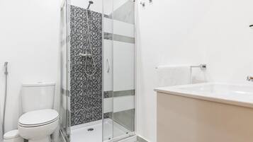 Een haardroger, handdoeken