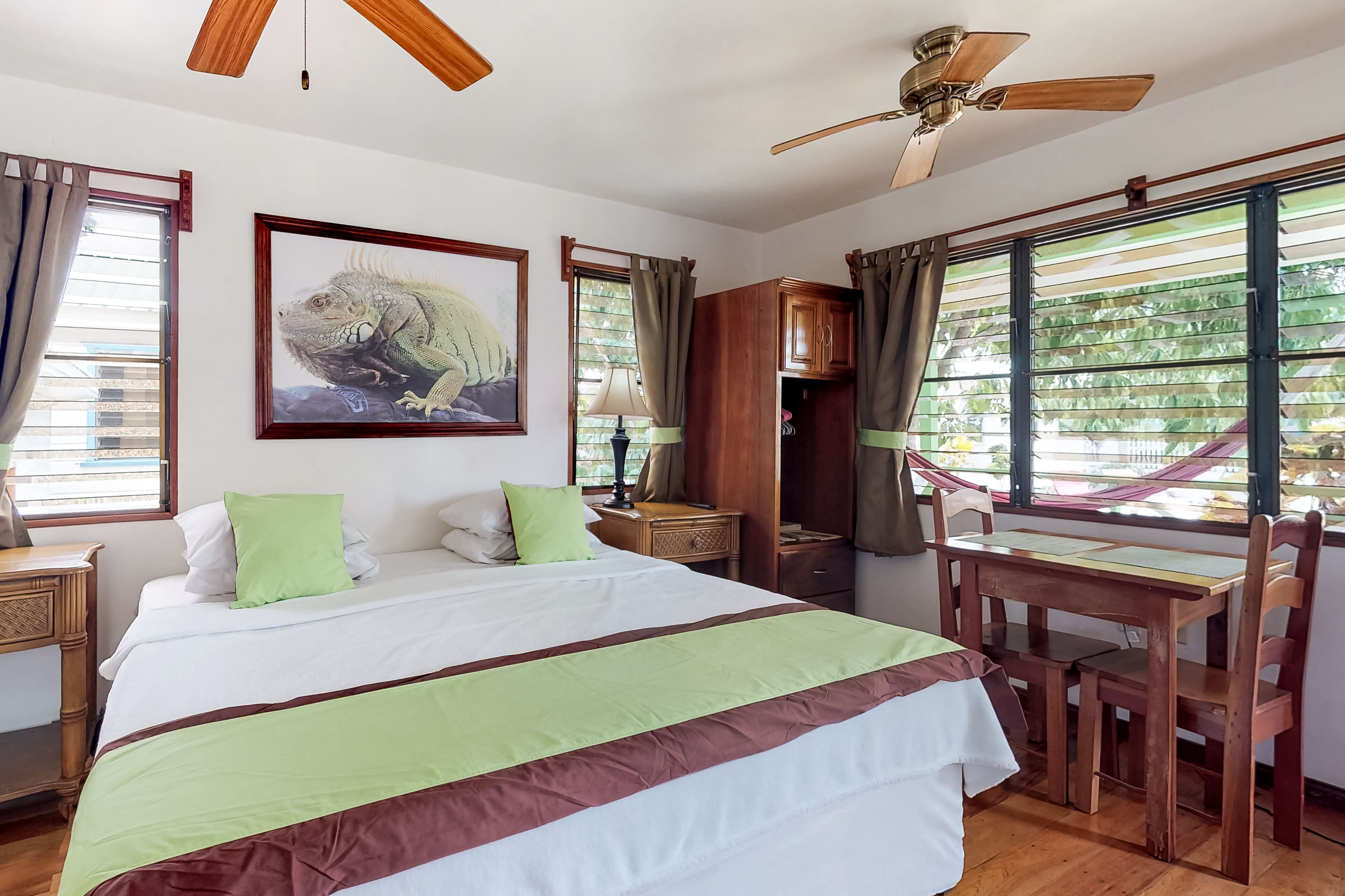 Tabla de planchar con plancha, internet y ropa de cama 