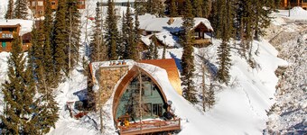 Iconic creekside mountain home with hot tub, fireplaces, balcony & amazing views