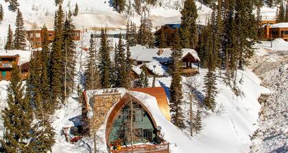 Iconic creekside mountain home with hot tub, fireplaces, balcony & amazing views