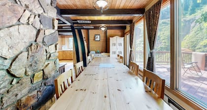 Iconic Creekside Vuori Kotiin w / Yksityinen Kylpytynnyri ja Upeat Näkymät!