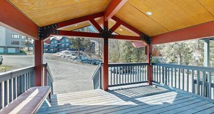 Mountain-view studio with patio & full kitchen - walk to lifts