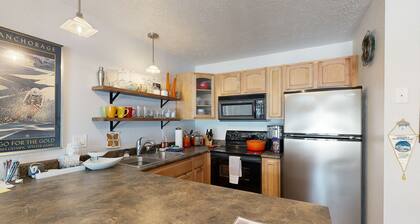 Mountain-view studio with patio & full kitchen - walk to lifts