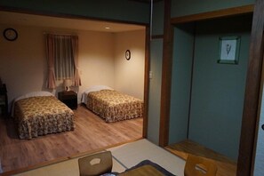 家庭房, 多张床, 无烟房, 花园景观 | 羽绒被、遮光窗帘、免费 WiFi、床单