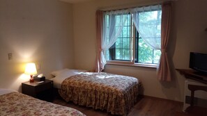 基础双床房, 2 张单人床, 无烟房, 花园景观 | 羽绒被、遮光窗帘、免费 WiFi、床单