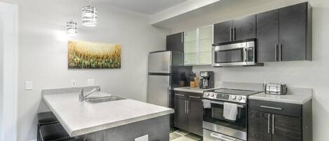 Kühlschrank, Mikrowelle, Ofen, Herdplatte