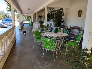 屋外ダイニングエリア