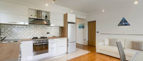 Dishwasher, cookware/dishes/utensils