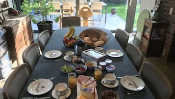 Free daily continental breakfast 