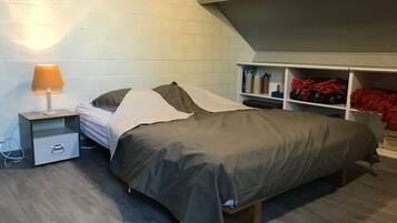 Familiekamer (De Grijspeerd) | Individueel gedecoreerd, individueel gemeubileerd, een bureau