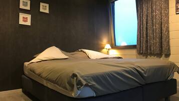 Individueel gedecoreerd, individueel gemeubileerd, een bureau