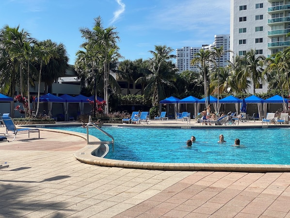 Utomhuspool och uppvärmd pool