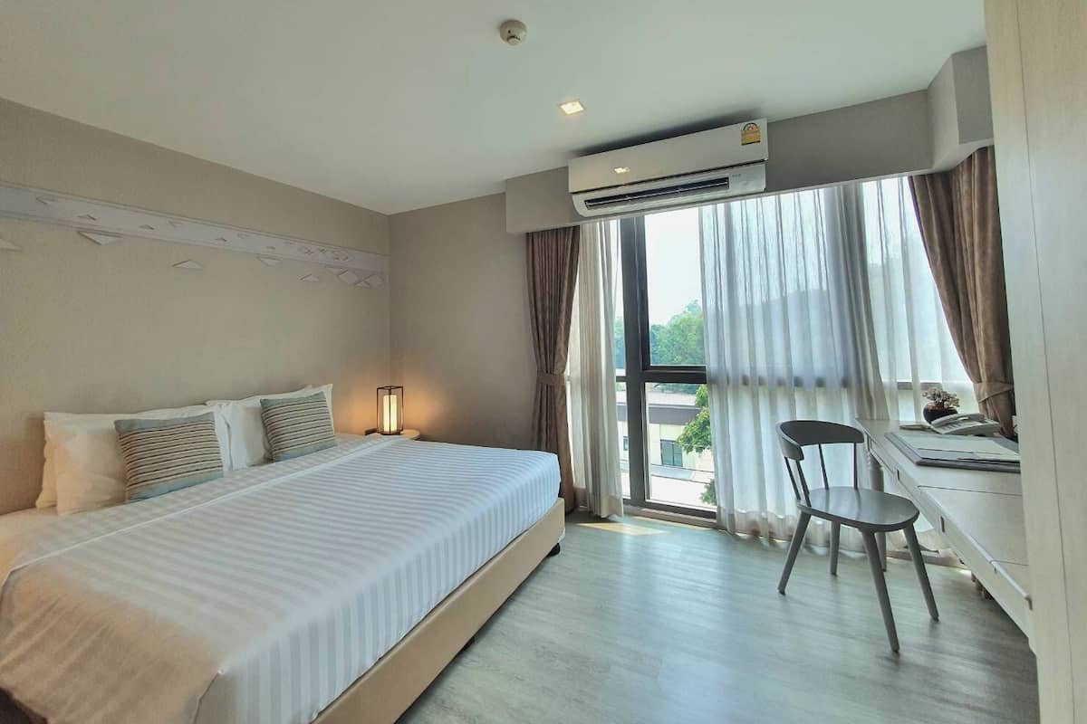 Deluxe Double Room, 1 King Bed | Minibar, in-room safe, desk, blackout drapes