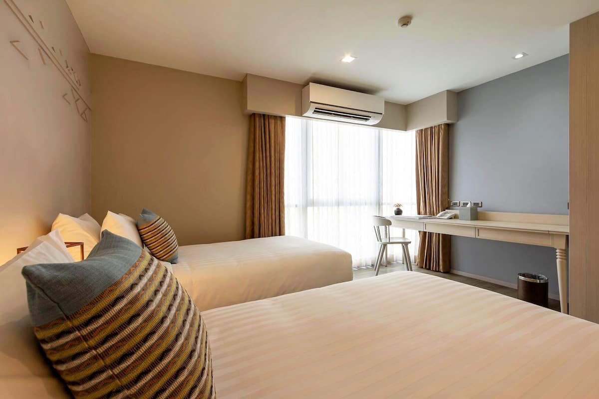 Deluxe Room, 2 Twin Beds | Minibar, in-room safe, desk, blackout drapes
